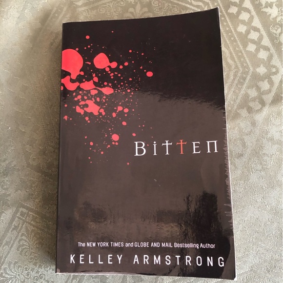 Bitten and Stolen by Kelley Armstrong - first two novels of the Bitten series - Picture 8 of 13